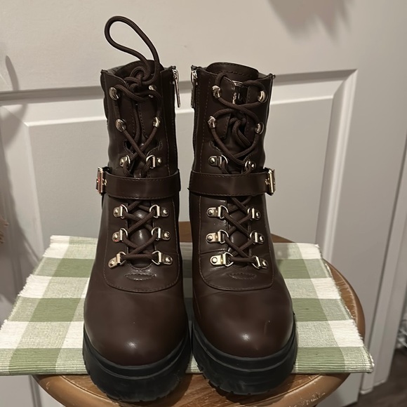 🪧 Stunning, Guess Platform Combat Ankle Booties, EUC - Picture 7 of 16